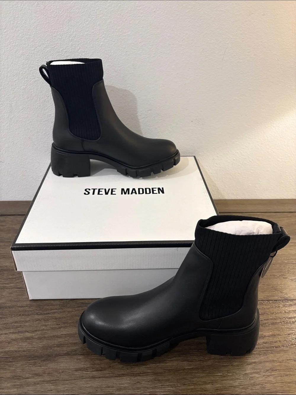 NIB [Steve Madden] Hutch H20 Water Resistant Lug Ankle Boots Black Women’s 7.0